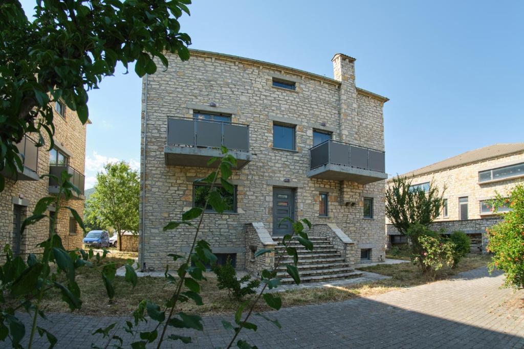ceglany budynek z balkonem na boku w obiekcie Kalpaki luxury maisonette 4 w mieście Kalpákion