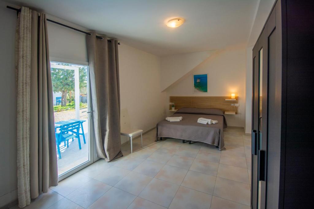 una camera con letto e porta scorrevole in vetro di Torre del Lago a Foce Varano