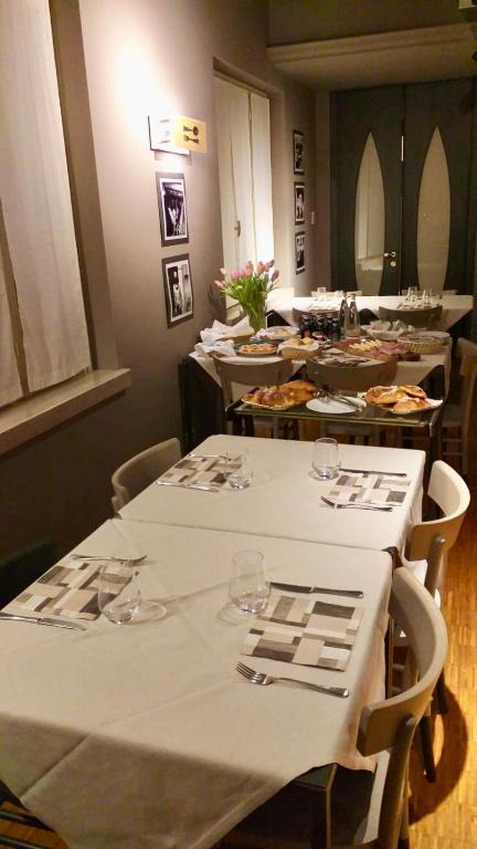 Reštaurácia alebo iné gastronomické zariadenie v ubytovaní Hotel Elefante