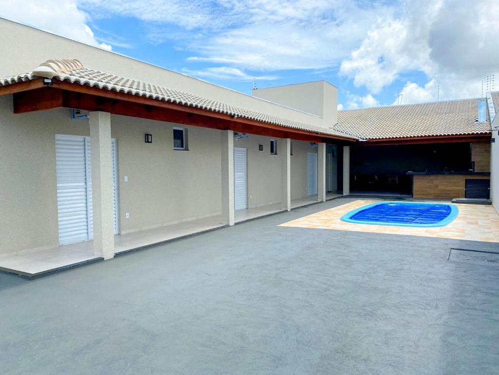 a house with a swimming pool in the backyard at Casa De Temporada Eldorado 2 in Olímpia