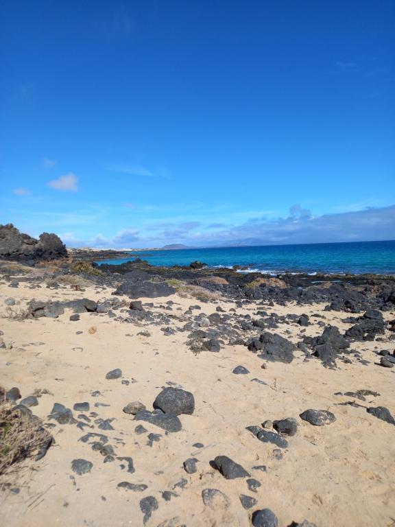 una playa con rocas y el océano en el fondo en FuerteSun Dunas beach, en Parque Holandes