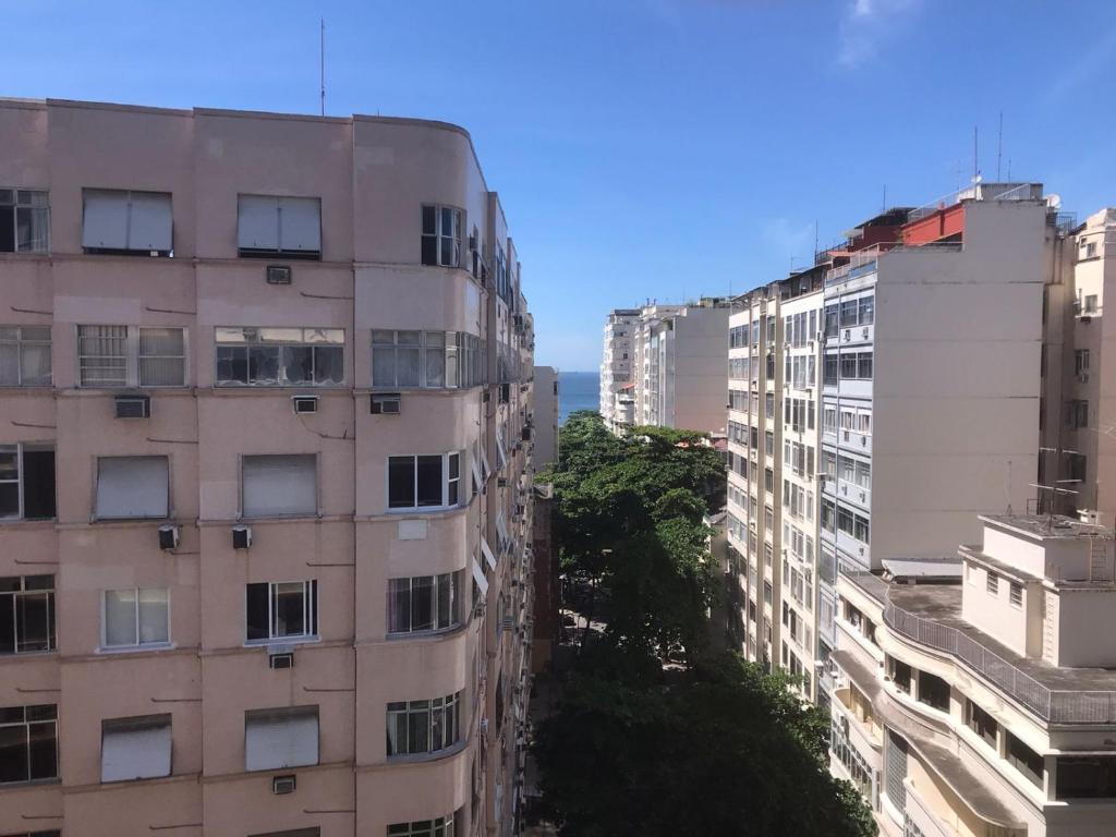 ein hohes Gebäude neben zwei anderen hohen Gebäuden in der Unterkunft Amplo e excelente Apartamento Cod.1001 in Rio de Janeiro