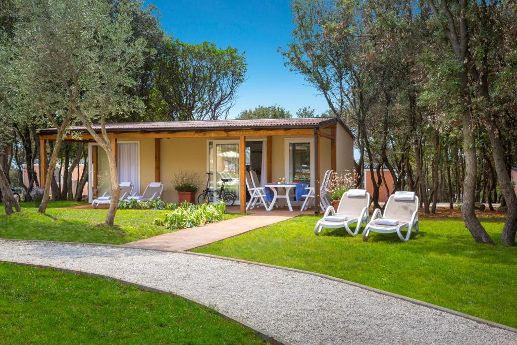 Сад в Maistra Camping Polari Mobile homes