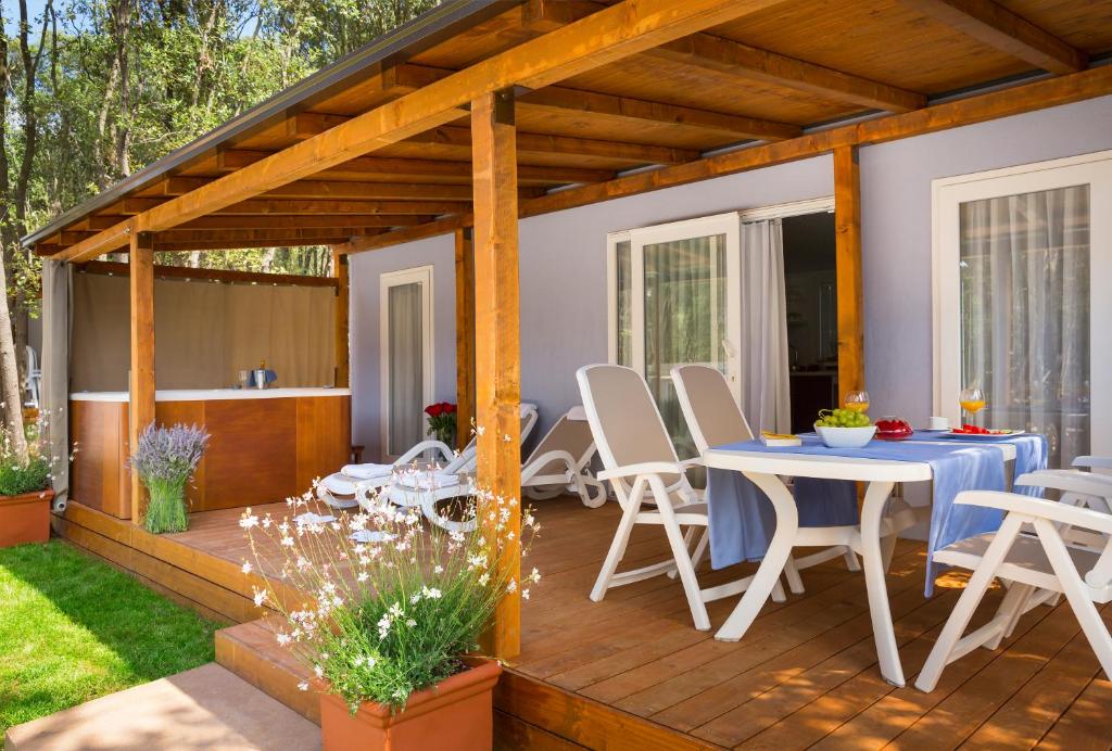 Патио или другая зона на открытом воздухе в Maistra Camping Polari Mobile homes