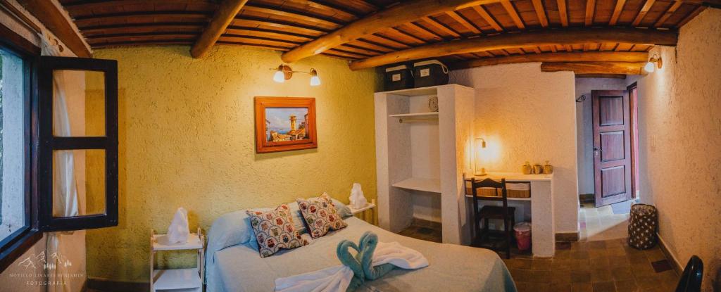 ein Wohnzimmer mit einem Sofa in einem Zimmer in der Unterkunft Architerra in San Javier