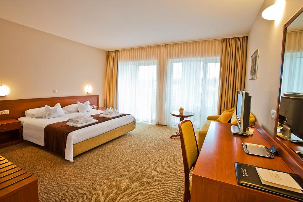 Postel nebo postele na pokoji v ubytování Spa & Wellness Hotel Pinia