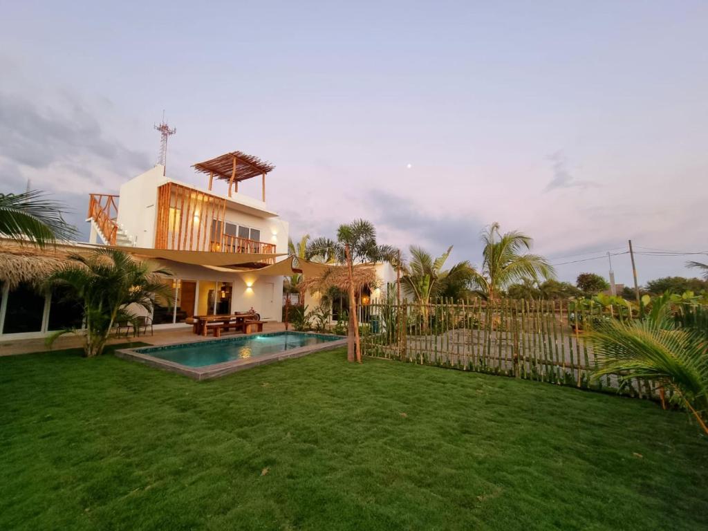 a house with a swimming pool and a yard at Luna Rossa in El Paredón Buena Vista