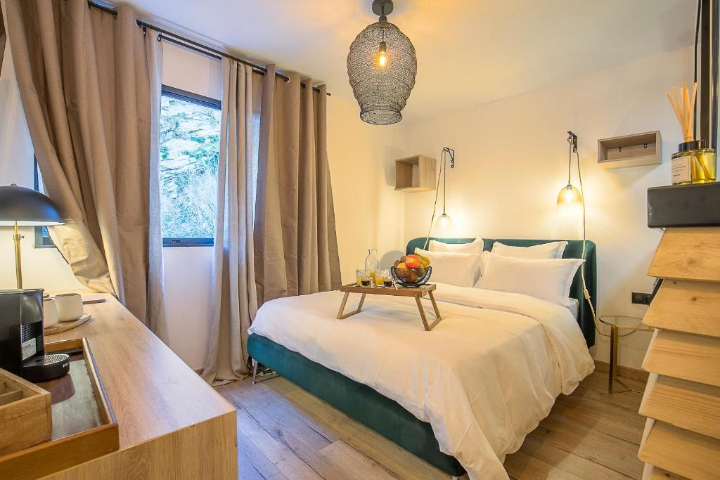 - une chambre avec un lit et une table dans l'établissement GMimosa Séjournez dans un esprit Boutique Hotel, à Marseille