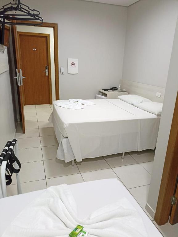 Postel nebo postele na pokoji v ubytování MFG Hotel