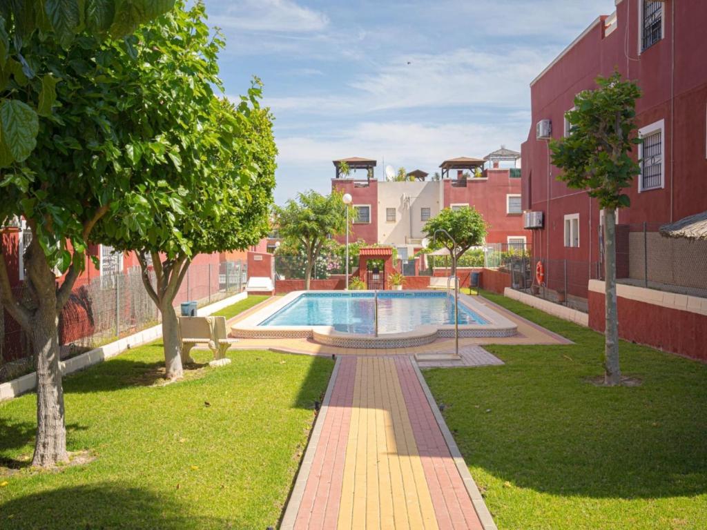 - une piscine au milieu d'une cour avec des bâtiments dans l'établissement Belvilla by OYO Picasso, à La Florida