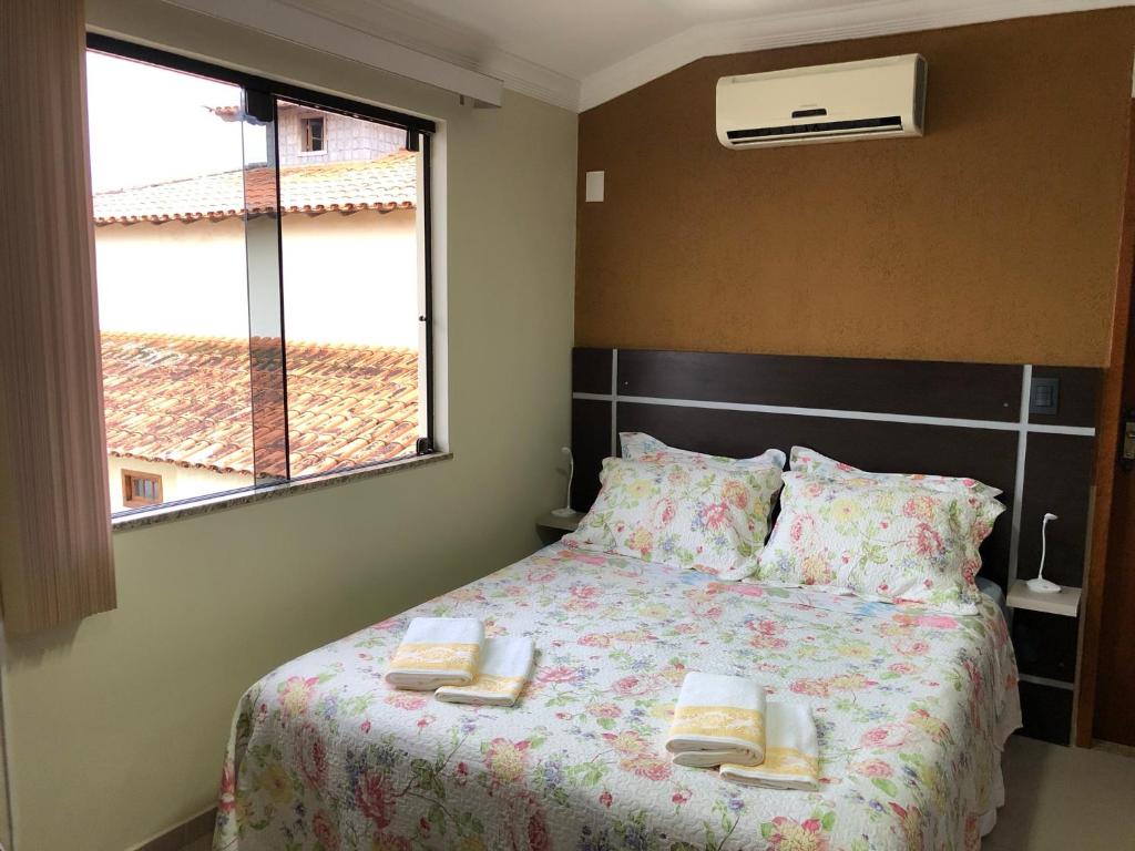 Un dormitorio con una cama con dos libros. en Casa de 02 quartos com conforto em Cabo Frio, en Cabo Frío