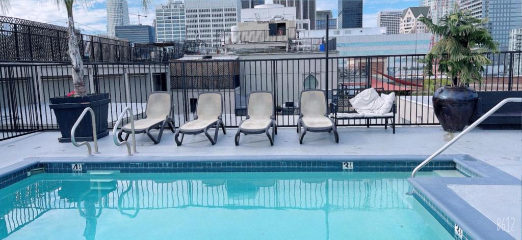 Modern Elite Open Style Loft with Rooftop Pool & Jacuzzi
