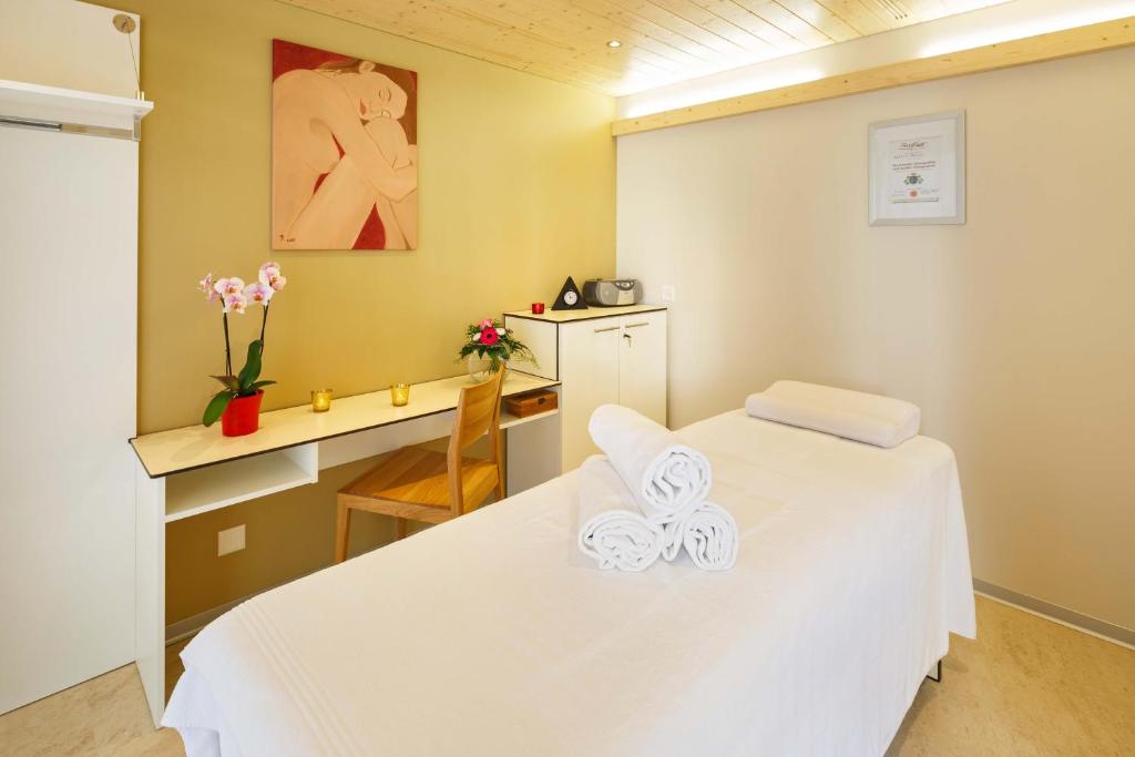 Postel nebo postele na pokoji v ubytování Hotel Metropole Interlaken