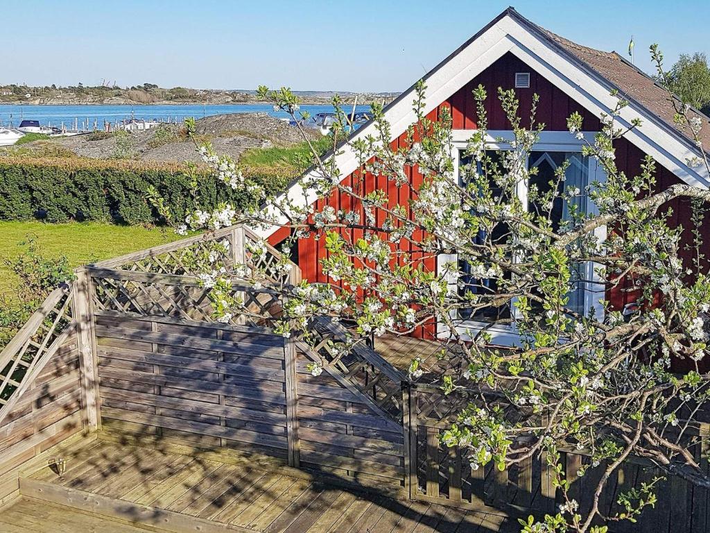 Holiday home in Torslanda 2 في Hällsvik: منزل احمر به منحدر خشبي يؤدي اليه