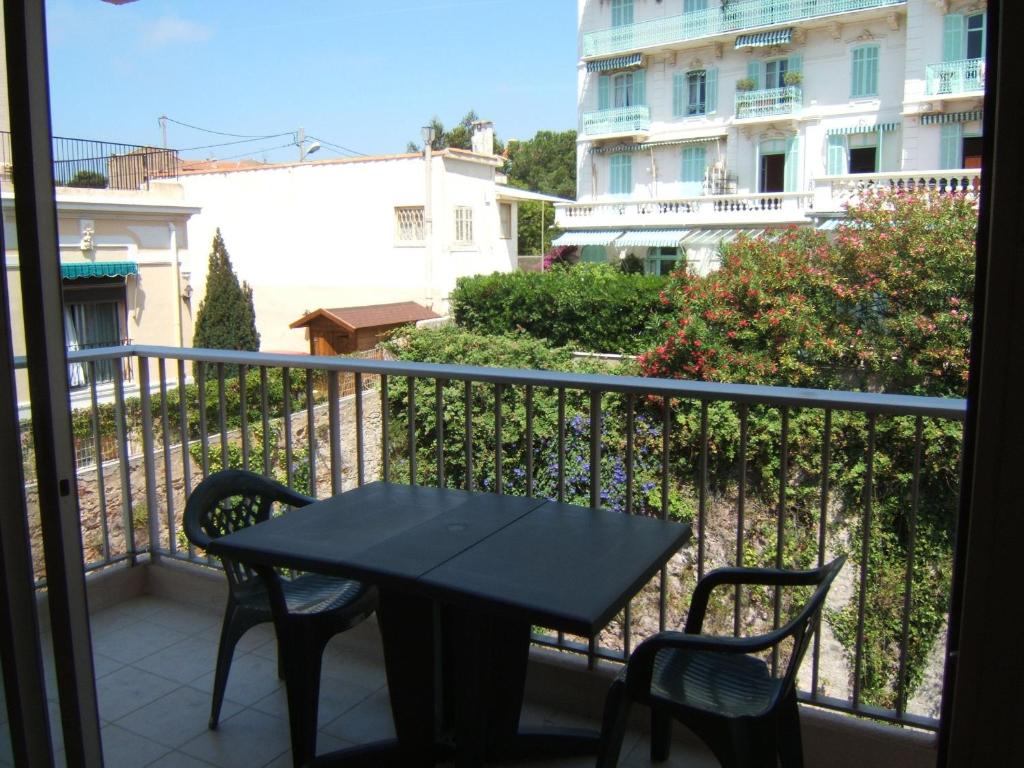 uma mesa preta e cadeiras numa varanda em Eden Residence em Cannes