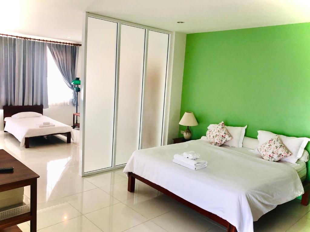 Postel nebo postele na pokoji v ubytování Smile Hua-Hin Resort - SHA Plus