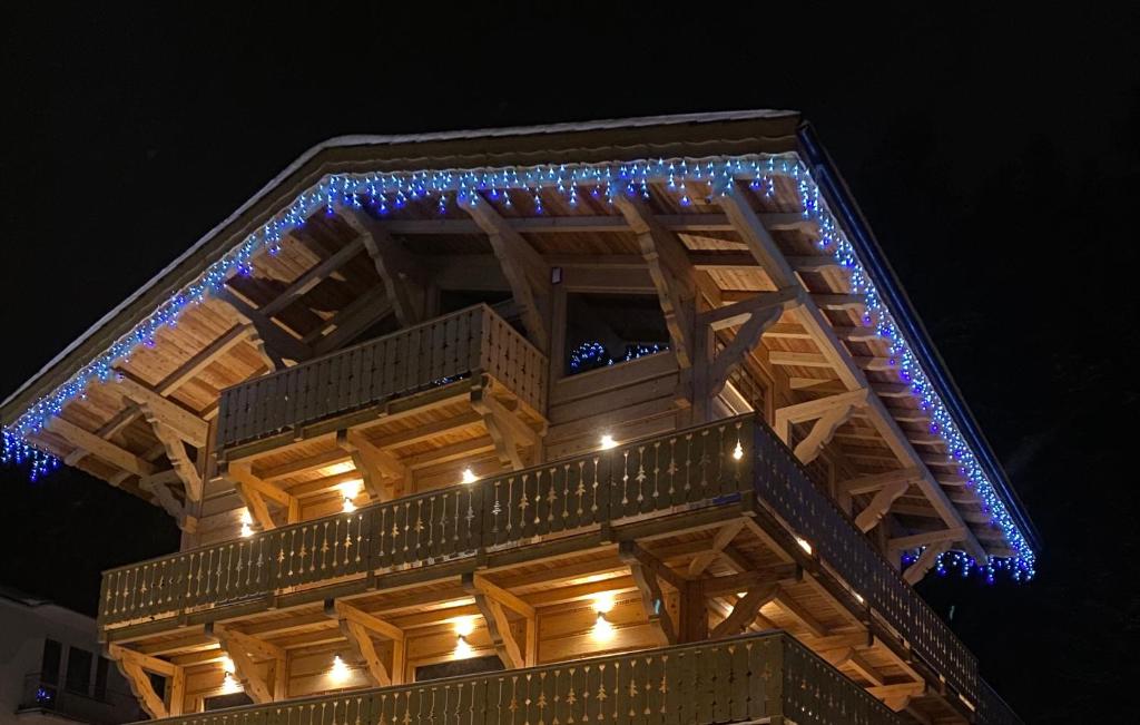 ein Gebäude mit blauen Lichtern darüber in der Unterkunft Pod Lasem in Krynica-Zdrój