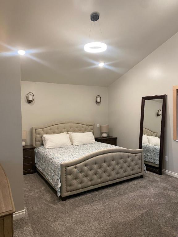 Spruce Lodge tesisinde bir odada yatak veya yataklar