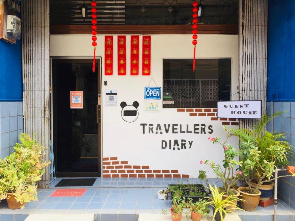 馬六甲的住宿－Travellers Diary Guesthouse，餐厅前门的标志