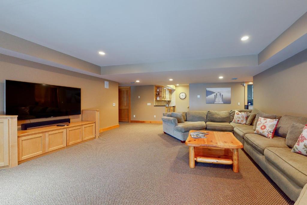 吉爾福特的住宿－Vista del Lago，带沙发和平面电视的客厅
