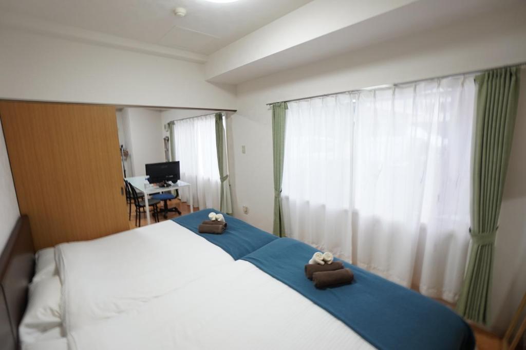 札幌市にある豊水すすきの駅から徒歩数分 IK Minami 6 Jo Residence 101 IK南6条レジデンスのベッドルーム1室(テディベア2匹のベッド1台付)