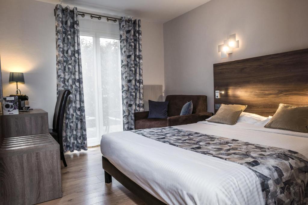 Postel nebo postele na pokoji v ubytování Logis Hotel Le Petit Casset