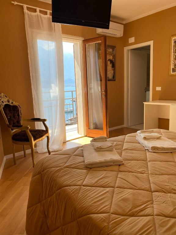 A bed or beds in a room at Villa Castello only room