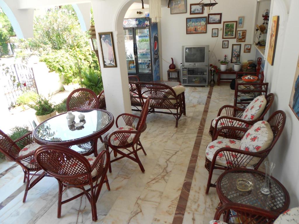 A television and/or entertainment centre at Garden Prizma Rooms&Aparts
