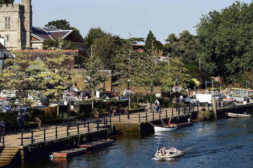 Un groupe de personnes dans un petit bateau dans une rivière dans l'établissement Twickes Townhouse, à Londres