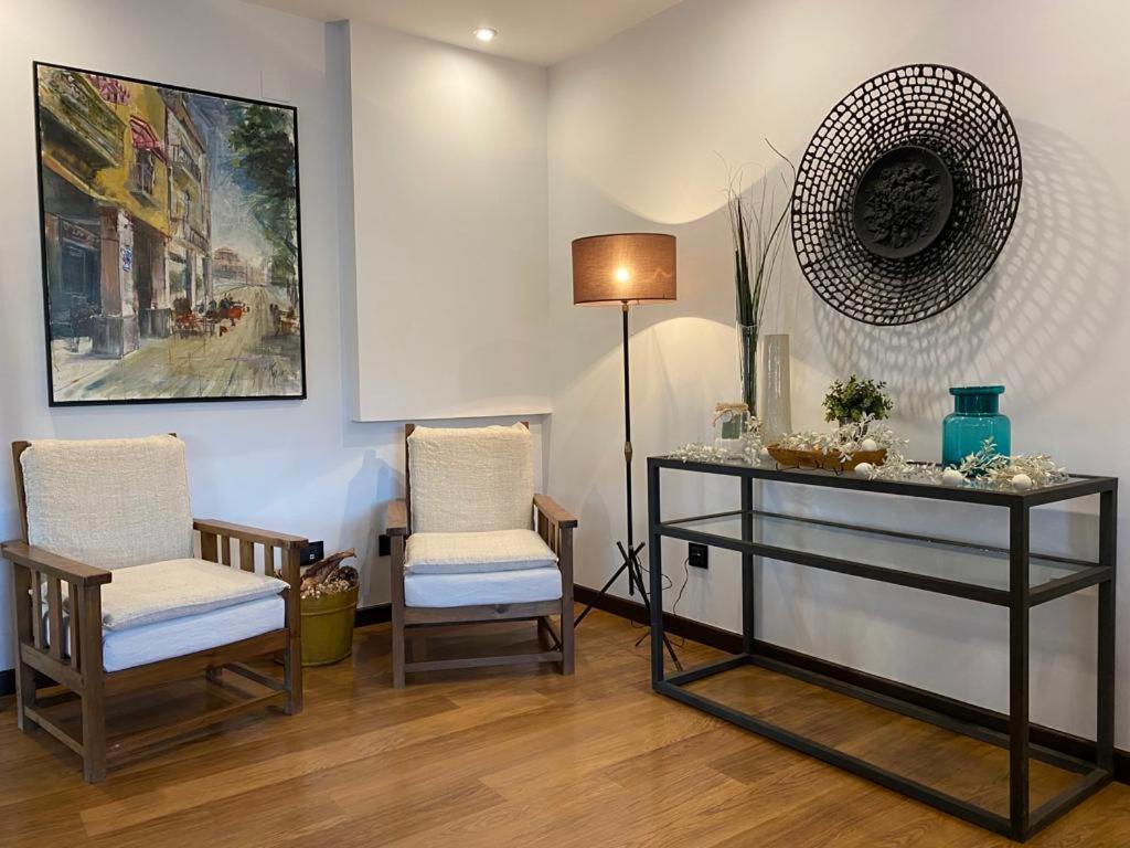 a living room with two chairs and a table at Hotel Entredos in Guijuelo