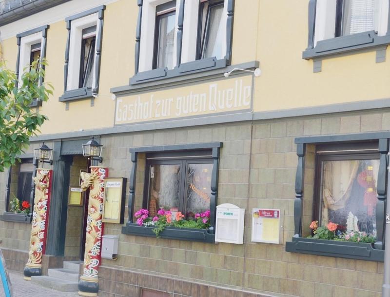 budynek z dwoma oknami z kwiatami w obiekcie Hotel zur guten Quelle w mieście Selters