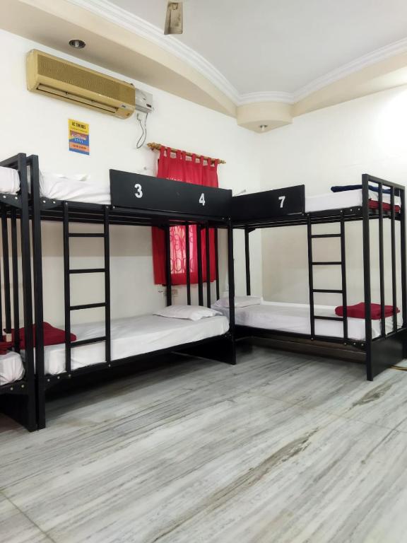 Letto o letti a castello in una camera di KyGo Hostels