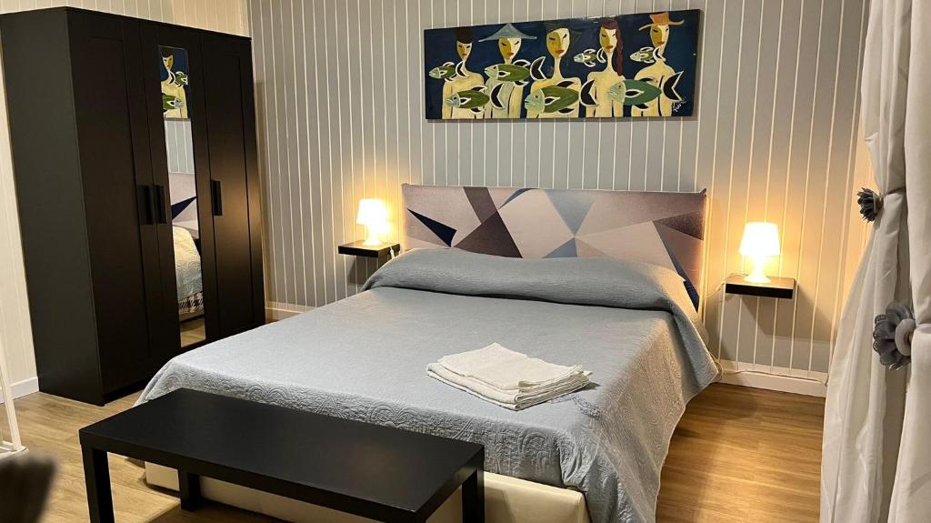 ein kleines Schlafzimmer mit einem Bett und einem Tisch in der Unterkunft Luxury Allegra’s home in Syrakus