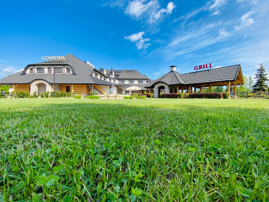 a large lawn in front of a house at Hotel Tadeusz in Uszew