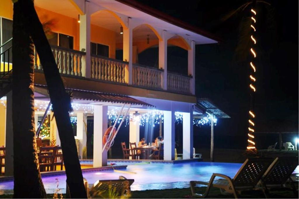 Bazén v ubytování Las Lajas Beach Resort nebo v jeho okolí
