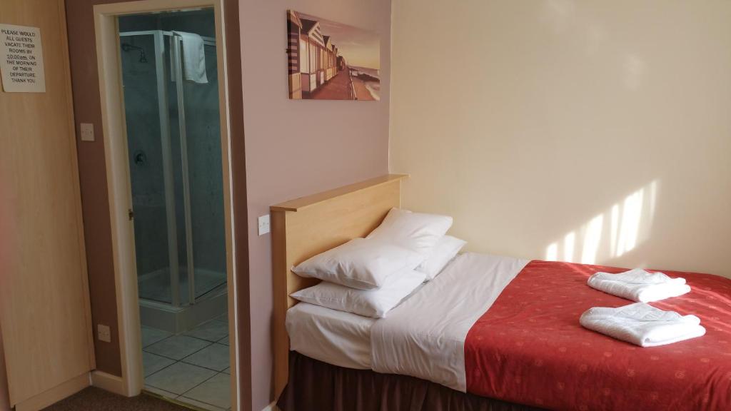 Кровать или кровати в номере Westholme Hotel