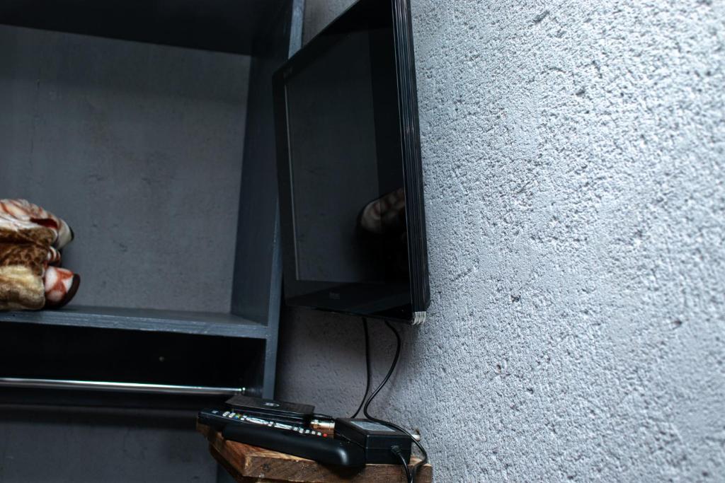 TV i/ili multimedijalni sistem u objektu Zaira overnight accommodation