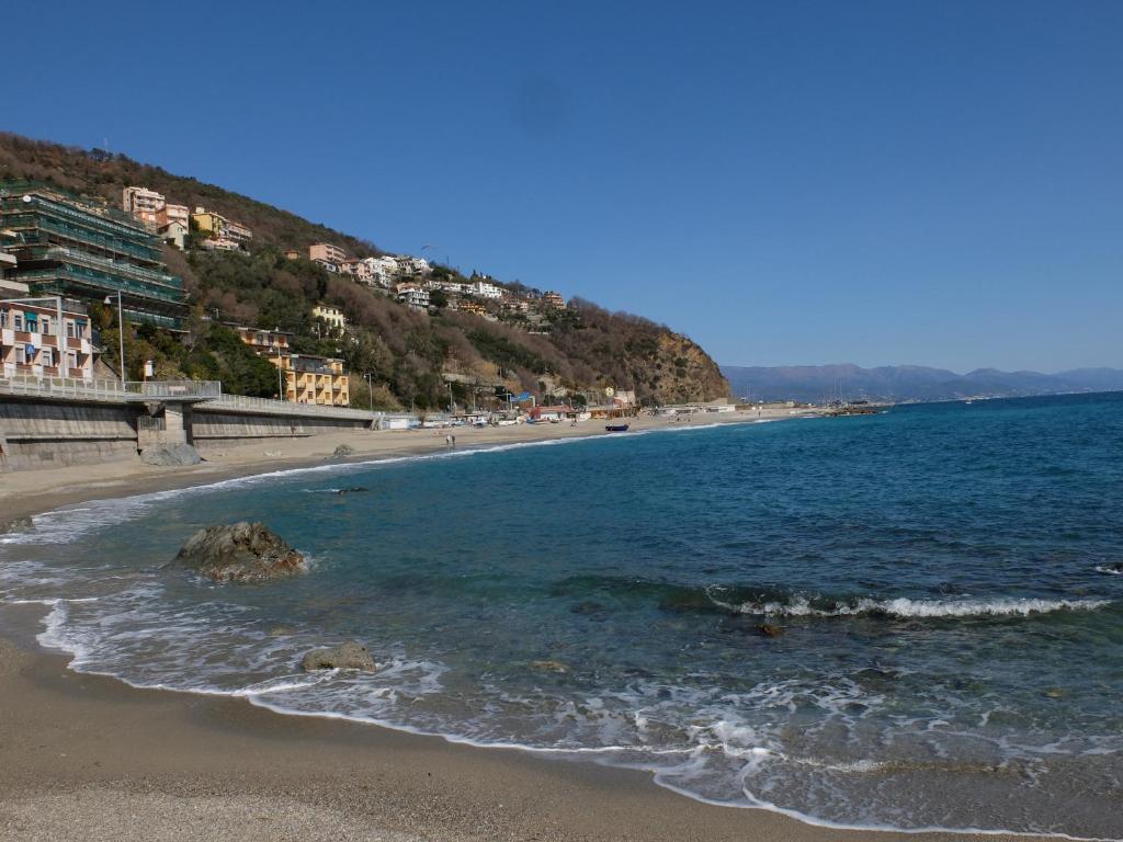 vistas a una playa con el océano y a los edificios en Quieta casetta in una Liguria insolita, en Bergeggi