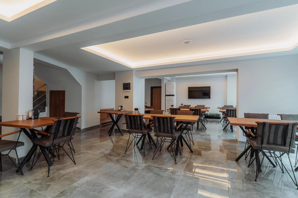 TV a/nebo společenská místnost v ubytování City Port Hotel Trabzon