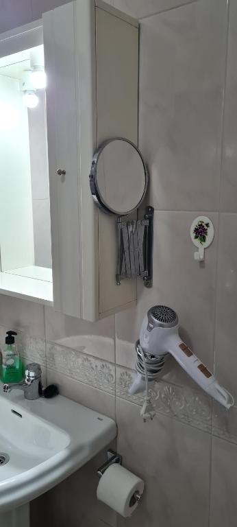 A bathroom at Apartamentos Tesón Ribadeo