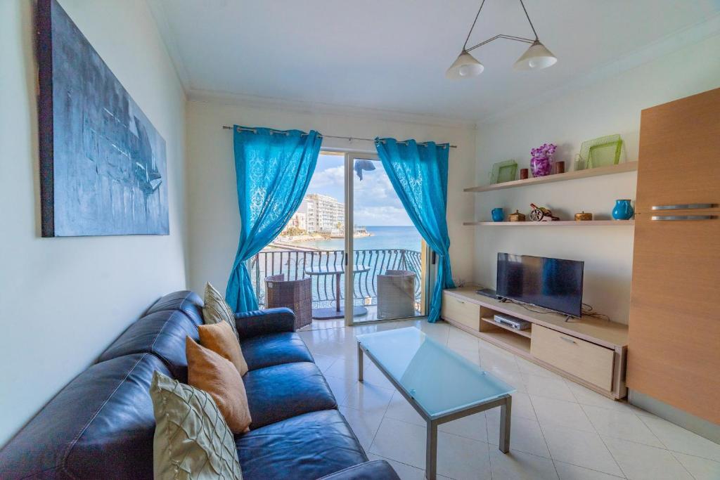Телевизор и/или развлекательный центр в Superb views of Spinola Bay in Heart of StJulians-hosted by Sweetstay