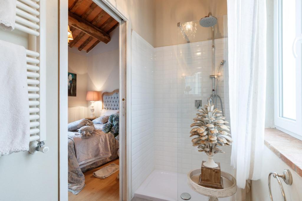 Il comprend une chambre et une salle de bains pourvue d'une douche. dans l'établissement Villa Gianna, the Secret Interior Designer's Private Retreat with Pool, à San Piero in Campo