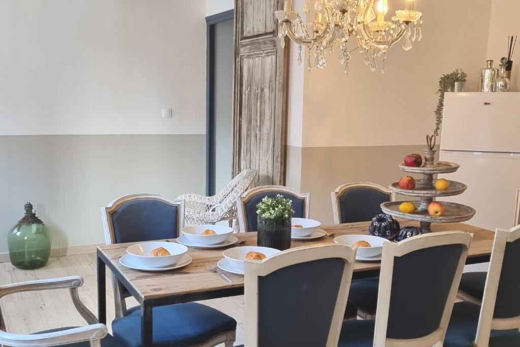- une salle à manger avec une table et des chaises en bois dans l'établissement KASA MOM - Votre Havre de paix, à Saint-Aybert