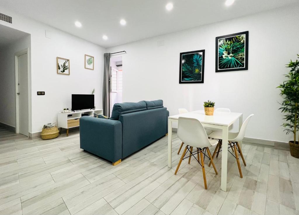 salon z kanapą i stołem w obiekcie Apartamento Centro San Diego w mieście Sanlúcar de Barrameda