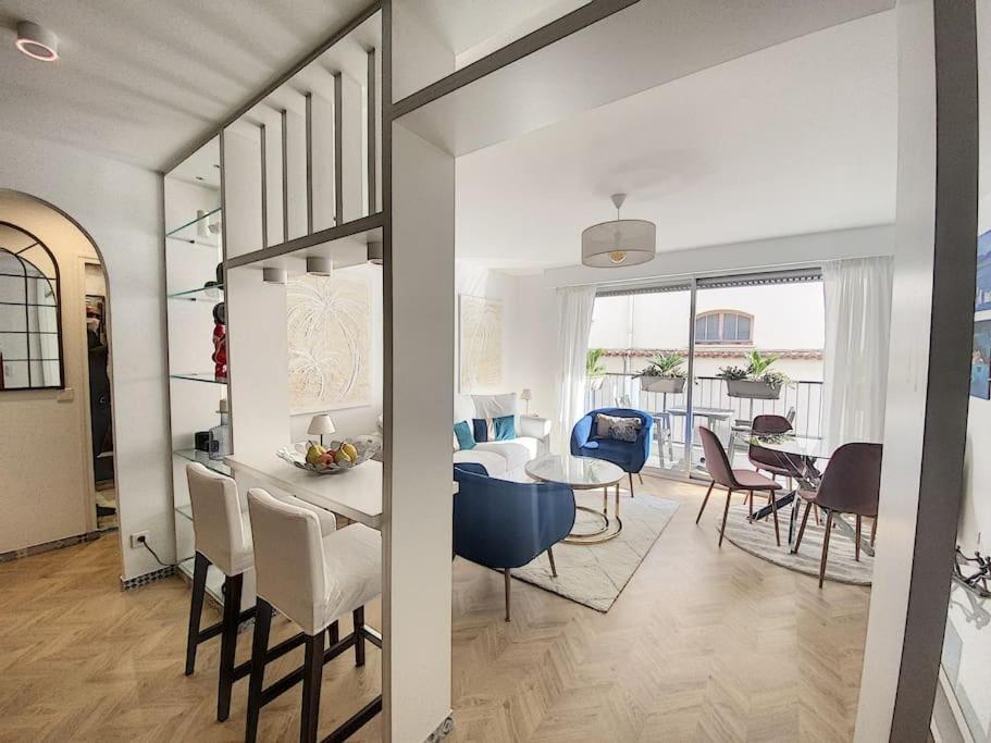 ein Wohnzimmer und ein Esszimmer mit einem Tisch und Stühlen in der Unterkunft Appartement style architecte proche de la plage in Cannes