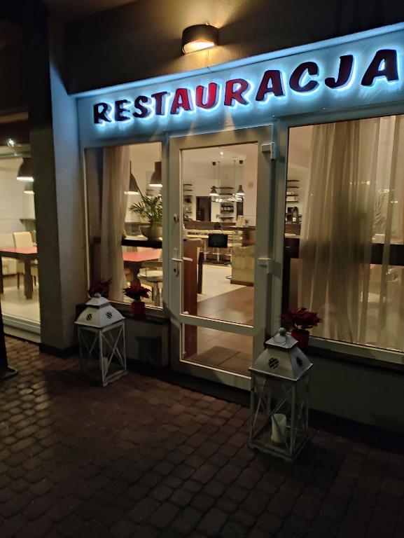 una señal de restaurante en la parte delantera de una tienda en Pensjonat Boss z Restauracją 50 metrów od Morza! z możliwością dancingu plus drinki i gorące dania, en Dziwnów
