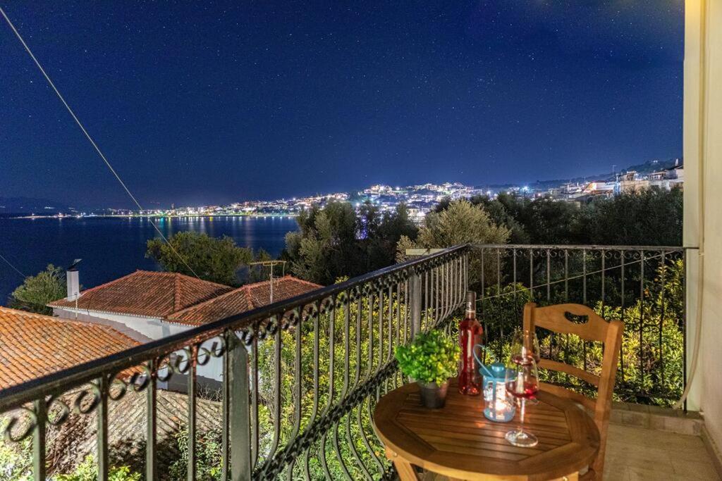 einen Balkon mit einem Tisch und Blick auf das Wasser in der Unterkunft MAKAROUNIS THEA in Petalidi