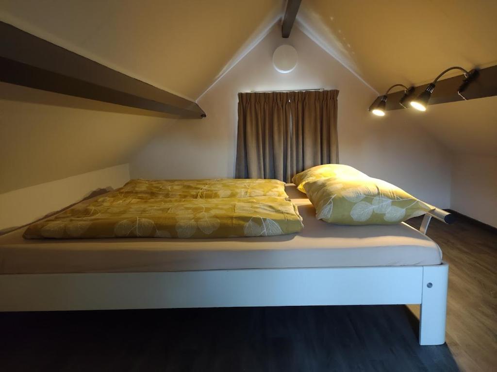 Postel nebo postele na pokoji v ubytování TINY HOUSE MIMI Bed by the Sea - Adults only