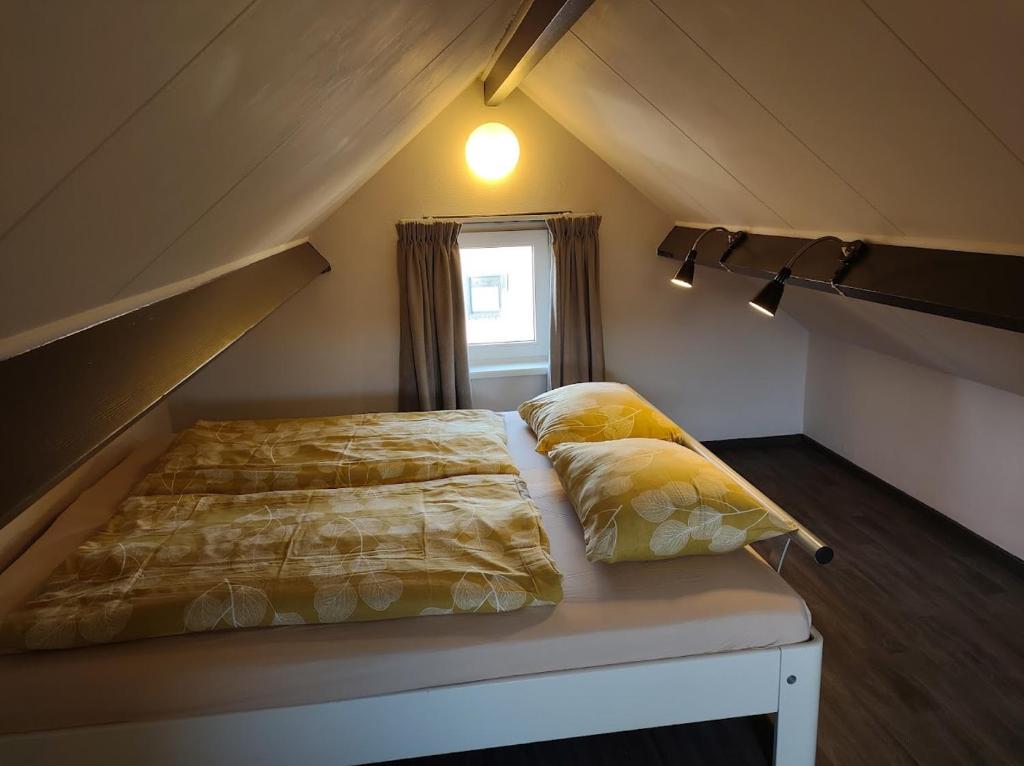 Postel nebo postele na pokoji v ubytování TINY HOUSE MIMI Bed by the Sea - Adults only