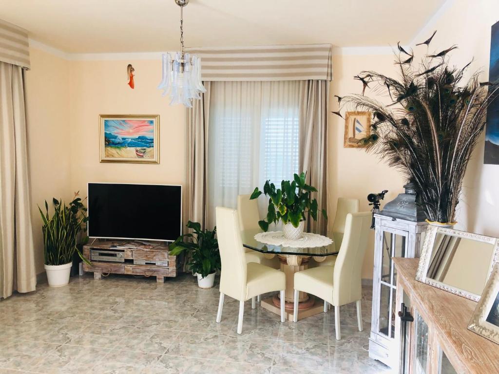 Televízia a/alebo spoločenská miestnosť v ubytovaní Best Sardegna